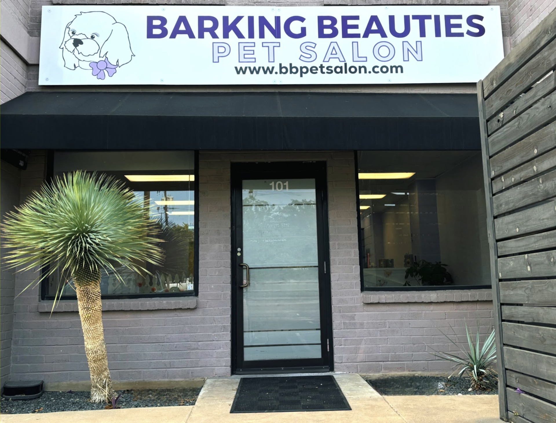 Barking Beauties Pet Salon: Offering proffessional pet grooming and baths